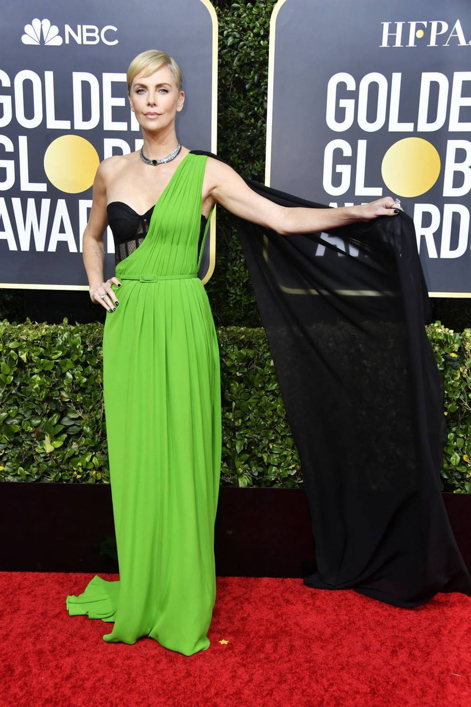 Charlize Theron – Złote Globy 2020, kreacja: Dior