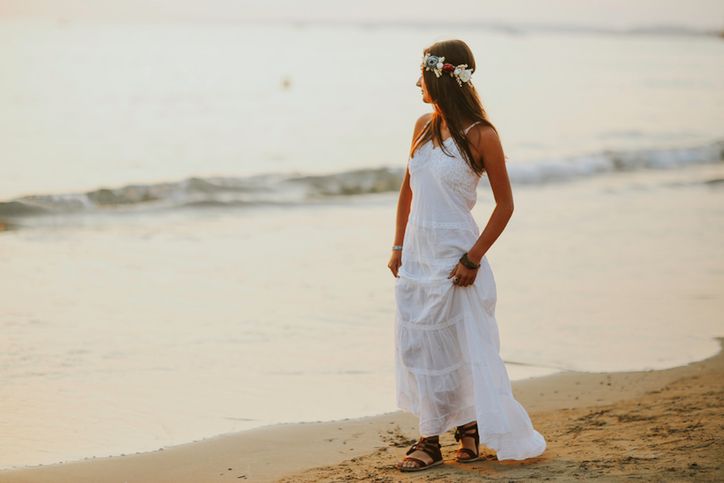 Sukienki plażowe na co dzień i od święta, czyli sposób na wakacyjną modę