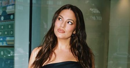 Szaleje na Fashion Weeku w Londynie. Połączyła skórzany gorset i prześwity