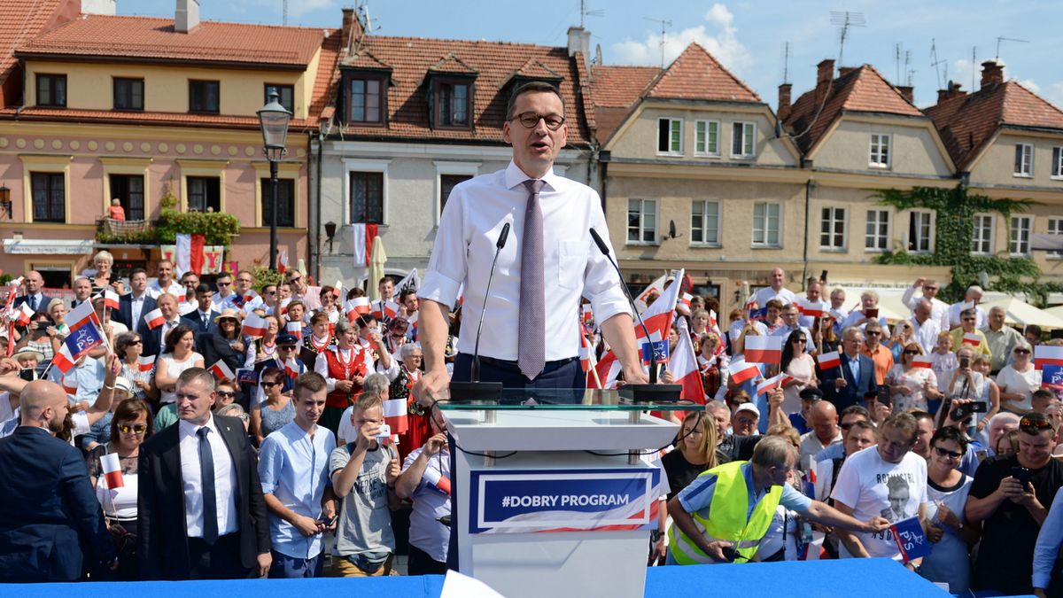Premier Mateusz Morawiecki spotkał się z mieszkańcami Sandomierza. Wielu skandowało: "Mateusz, Mateusz". Premier zażartował, że pewnie chodzi o filmowego Mateusza.