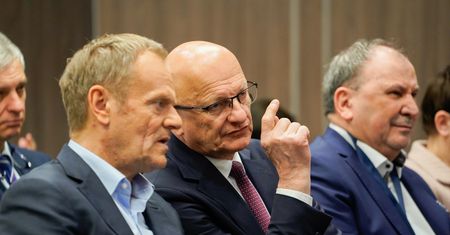Sprzeciwił się paktowi senackiemu i wystartował. Już stracił stanowisko
