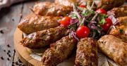 Soczysta wołowina na patyku. Usmaż lula kebab na rozgrzanej patelni. Goście trafią do ciebie po zapachu, jak z gruzińskiej restauracji