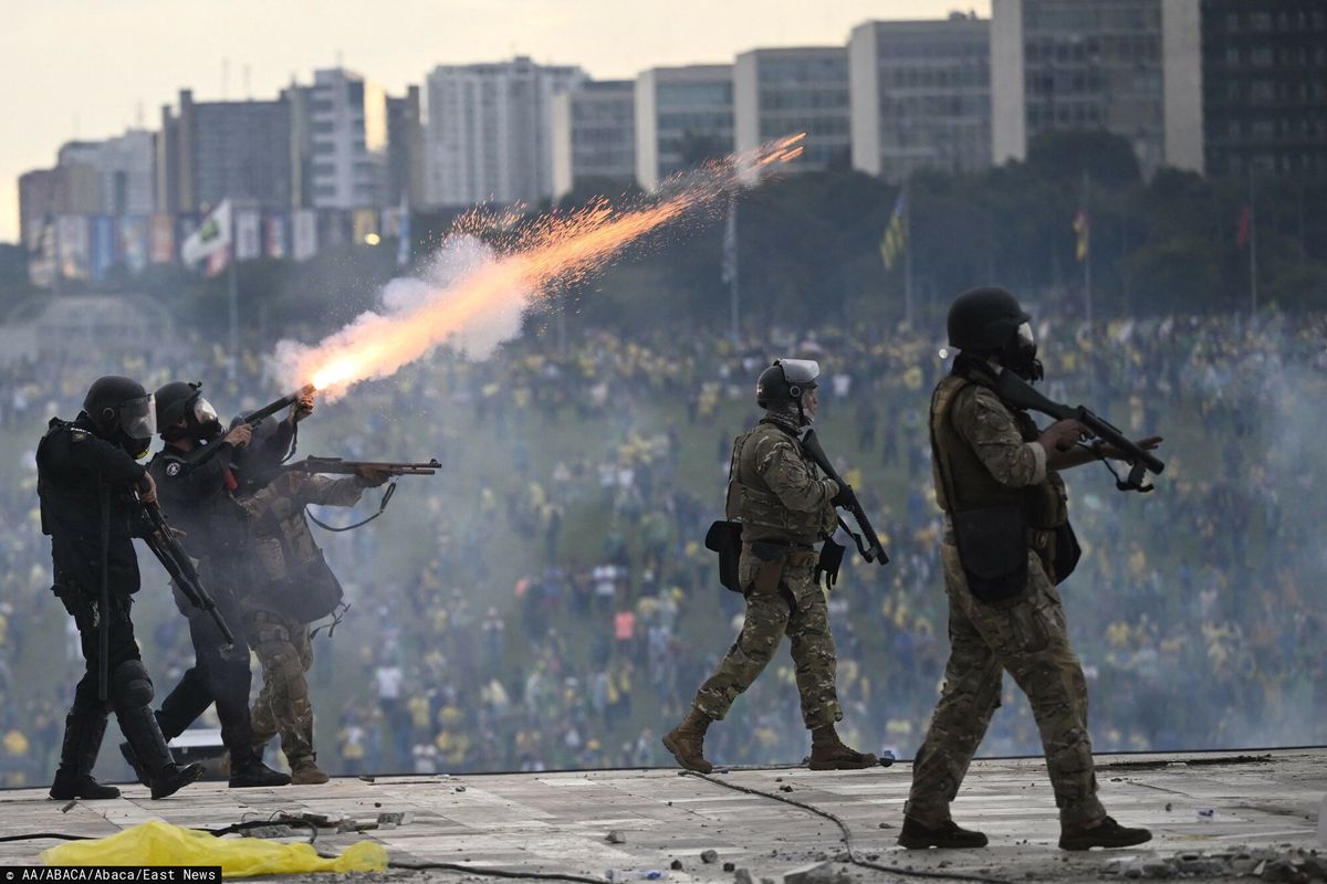 Zwolennicy byłego prezydenta Jaira Bolsonaro ścierają się z siłami bezpieczeństwa podczas wtargnięcia do Kongresu Narodowego w Brazylii. 