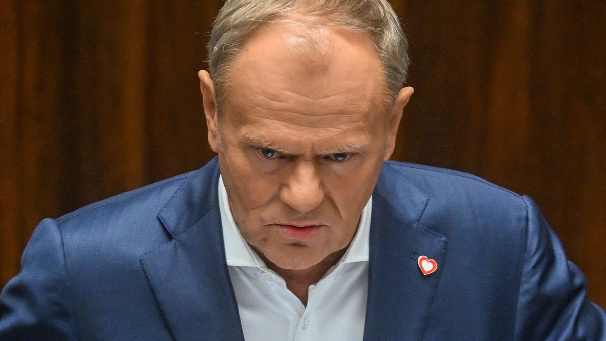 Warszawa, 20.05.2025. Premier Donald Tusk przemawia na sali obrad Sejmu w Warszawie, 20 bm. Sejm rozpatruje wniosek rządu o przedłużenie czasowego zawieszenia prawa do azylu na granicy z Białorusią. (mr) PAP/Radek Pietruszka