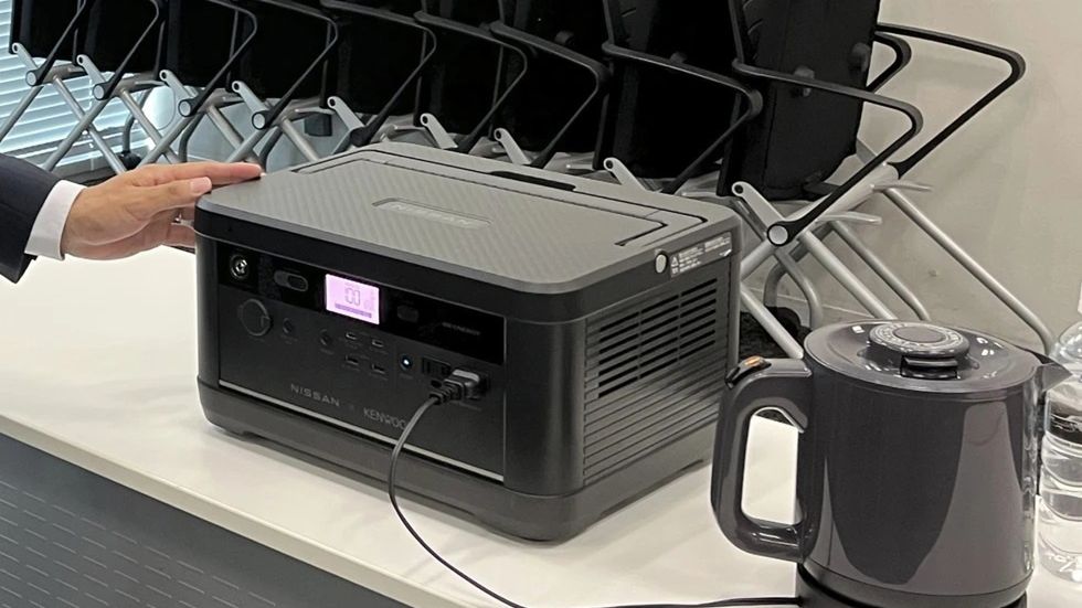 Urządzenie to w zasadzie powerbank, ale o znacznie większej pojemności