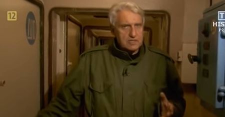 Wołoszański oddał legendarną kurtkę z "Sensacji XX wieku". Może ją mieć każdy