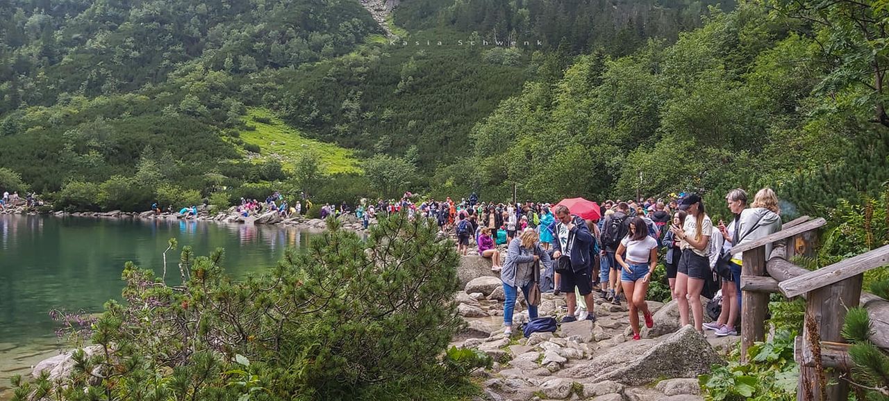 Morskie Oko oblężone przez turystów. "Nigdy tego nie widziałam"