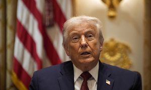 Rozpętał wojnę na cła, teraz gasi pożar. Trump ogłasza wielki pakiet pomocowy