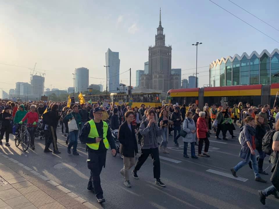 Warszawa. Wielki Marsz Klimatyczny przed Sejmem. Jesteśmy na miejscu