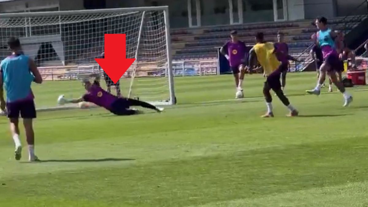 Twitter / FCB World / Na zdjęciu: interwencja Szczęsnego