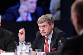 "Pełzający zamach stanu". Balcerowicz z żoną pojawił się na manifestacji. Uzasadnia