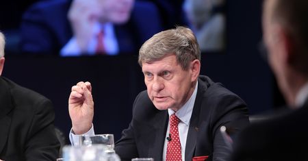 "Pełzający zamach stanu". Balcerowicz z żoną pojawił się na manifestacji. Uzasadnia