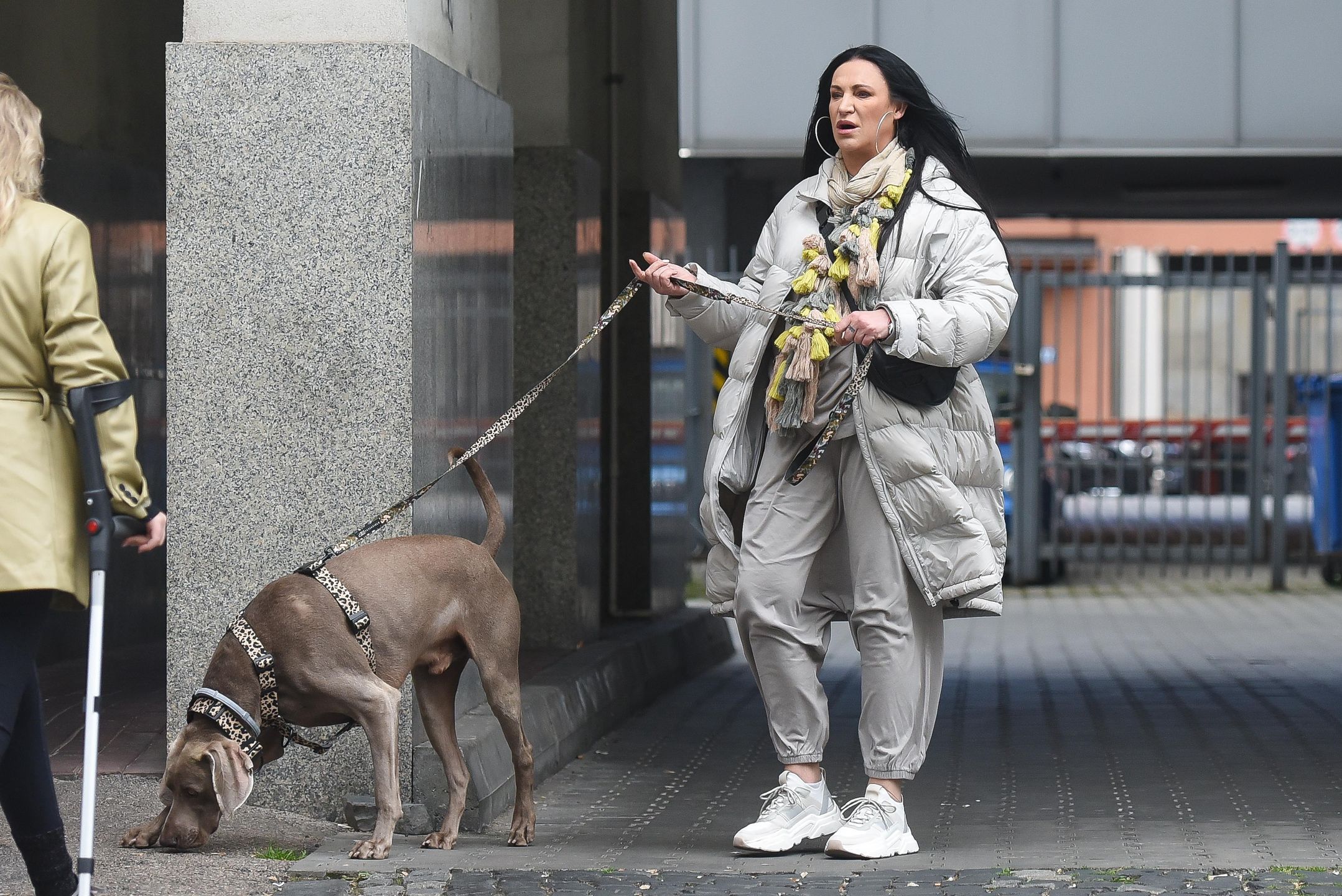 Kayah spaceruje z psem po Śródmieściu