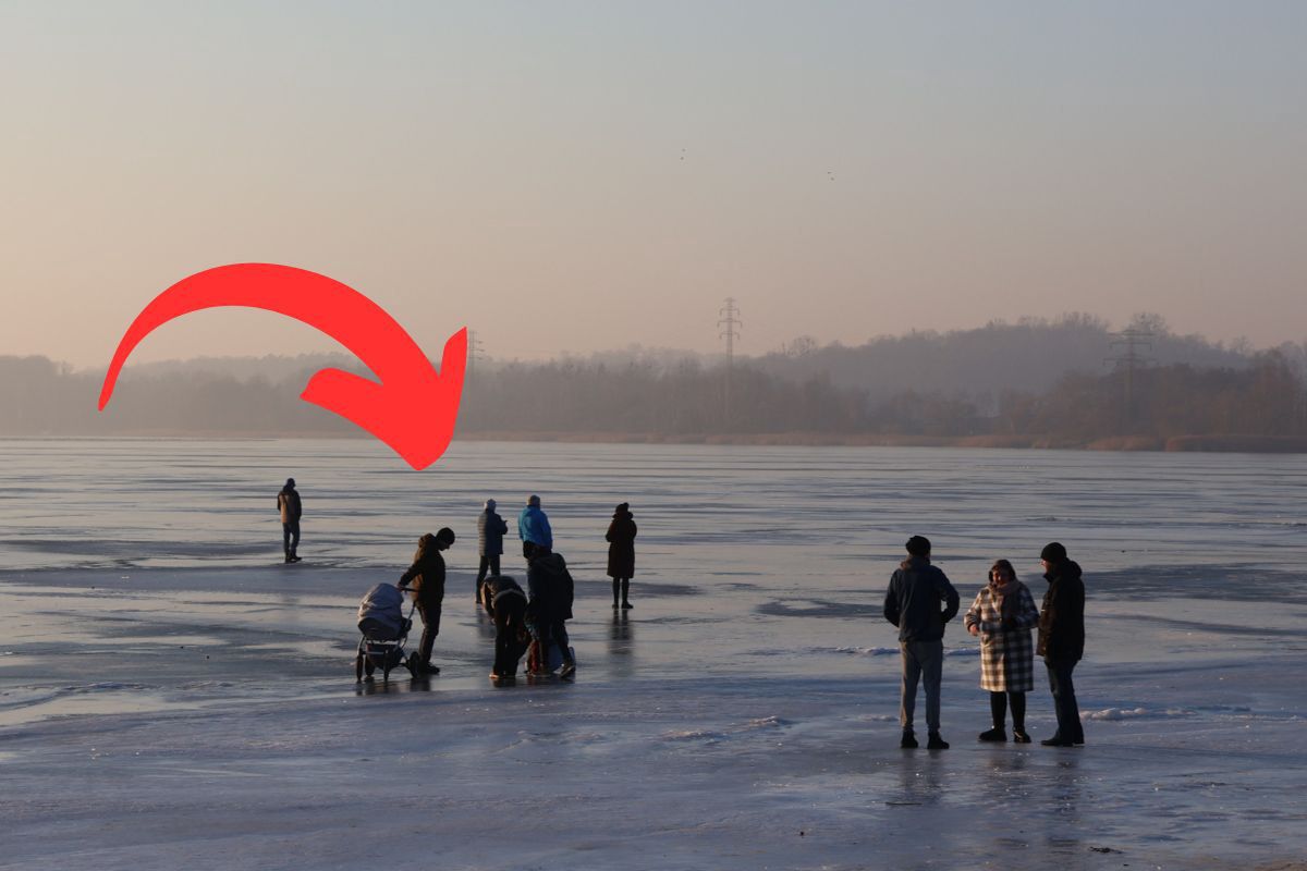 Wózek z dzieckiem na lodzie. Przerażające zdjęcia znad jeziora. Zobaczcie