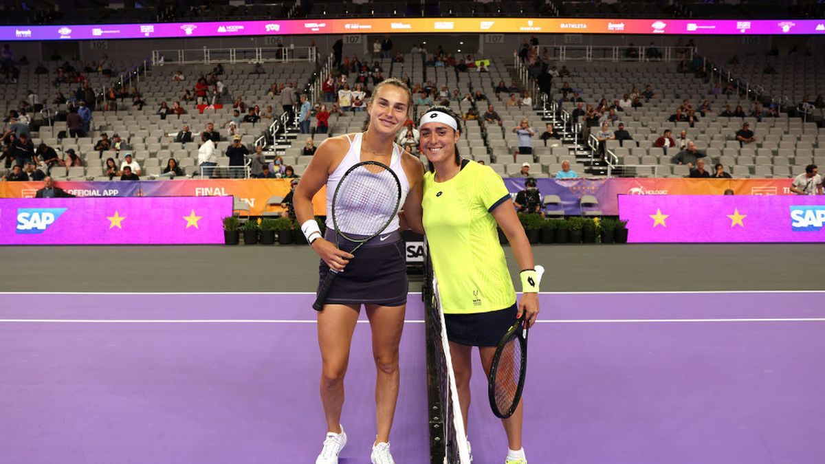 Getty Images / Matthew Stockman / Na zdjęciu: Aryna Sabalenka i Ons Jabeur na tle pustych trybun w Fort Worth
