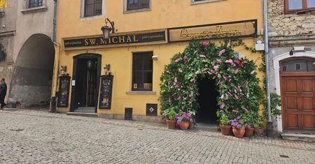 Kamienica na Starym Mieście grozi zawaleniem, a mimo to działają w niej dwie restauracje. Zarządca budynku pogrywa z urzędnikami