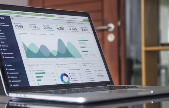 Wydatki na reklamy display zmaleją o 30 proc. Przyczyny: AI i CTV