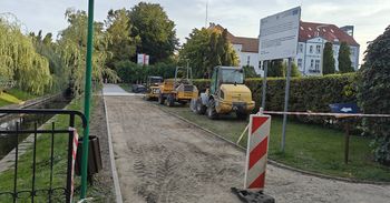Szczecinek: Trwa remont alejek w parku miejskim. Inwestycja za 2,4 mln zł powoli dobiega końca