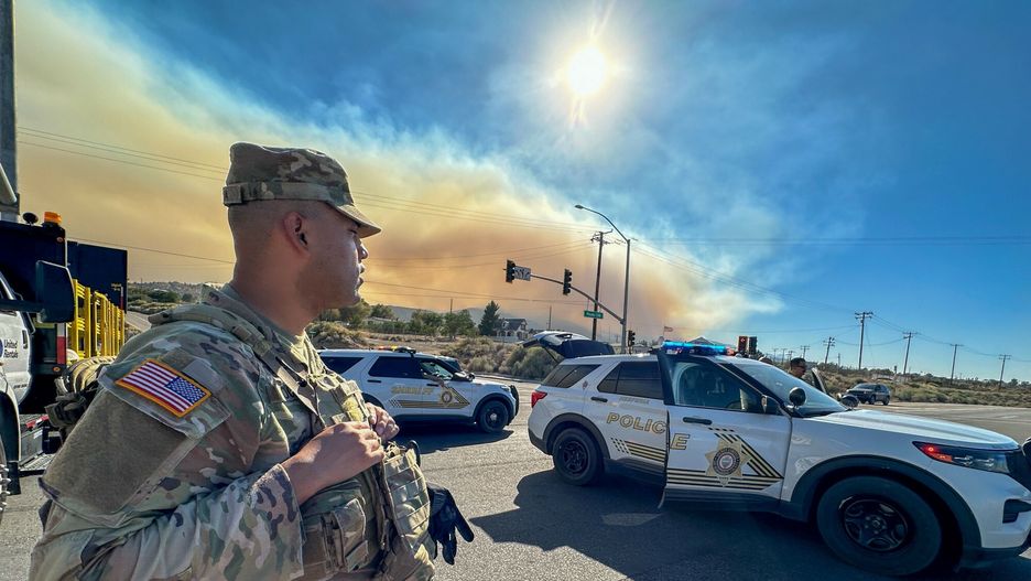 Po?ary w Kalifornii
Mandatory Credit: Photo by Amy Katz/ZUMA Press Wire/Shutterstock (14715703ds)
The USA National Guard 330 Unit and Police guard the entrance to Hwy 138 (at Beekley Rd) which is shut down, in order to keep people from out of the Wright wood ski area. Smoke from the Bridge Fire in Angeles National Forest, as seen from the desert just off the Pear Blossom Highway, between Llano and Phelan, California.
Bridge fire in Angeles National Forest, Phelan, Ca, USA - 11 Sep 2024
Amy Katz/ZUMA Press Wire/Shutter