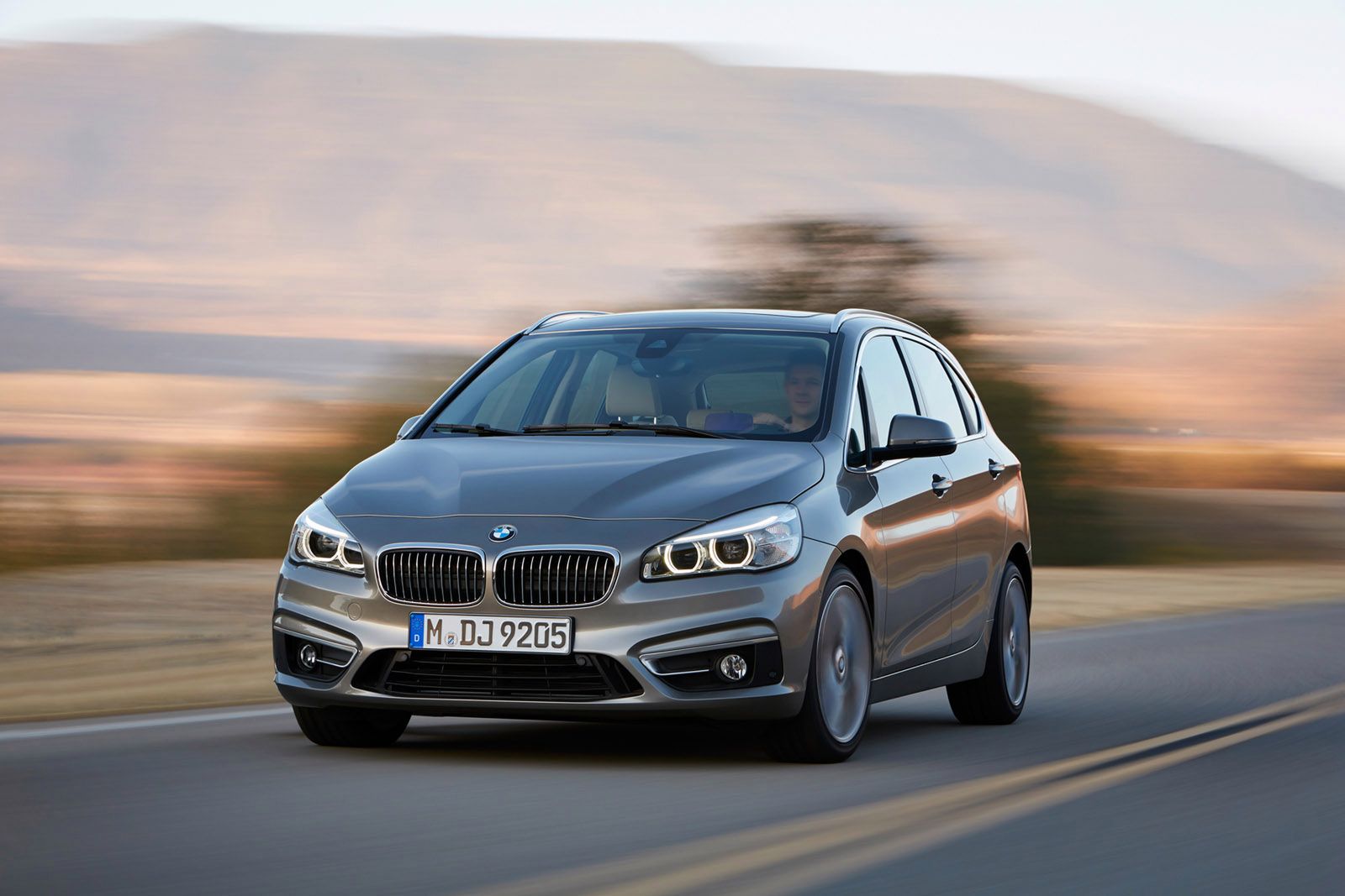 BMW przedstawiło 290 zdjęć z serią 2 Active Tourer [galeria] 11