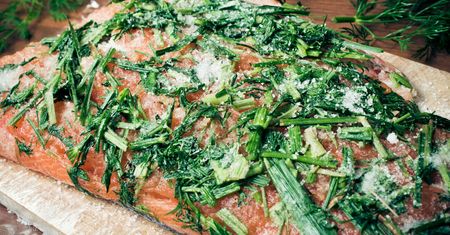 Świąteczny Gravlax z sosem jogurtowo-koperkowym