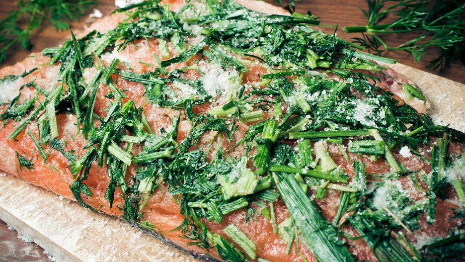 Świąteczny Gravlax z sosem jogurtowo-koperkowym