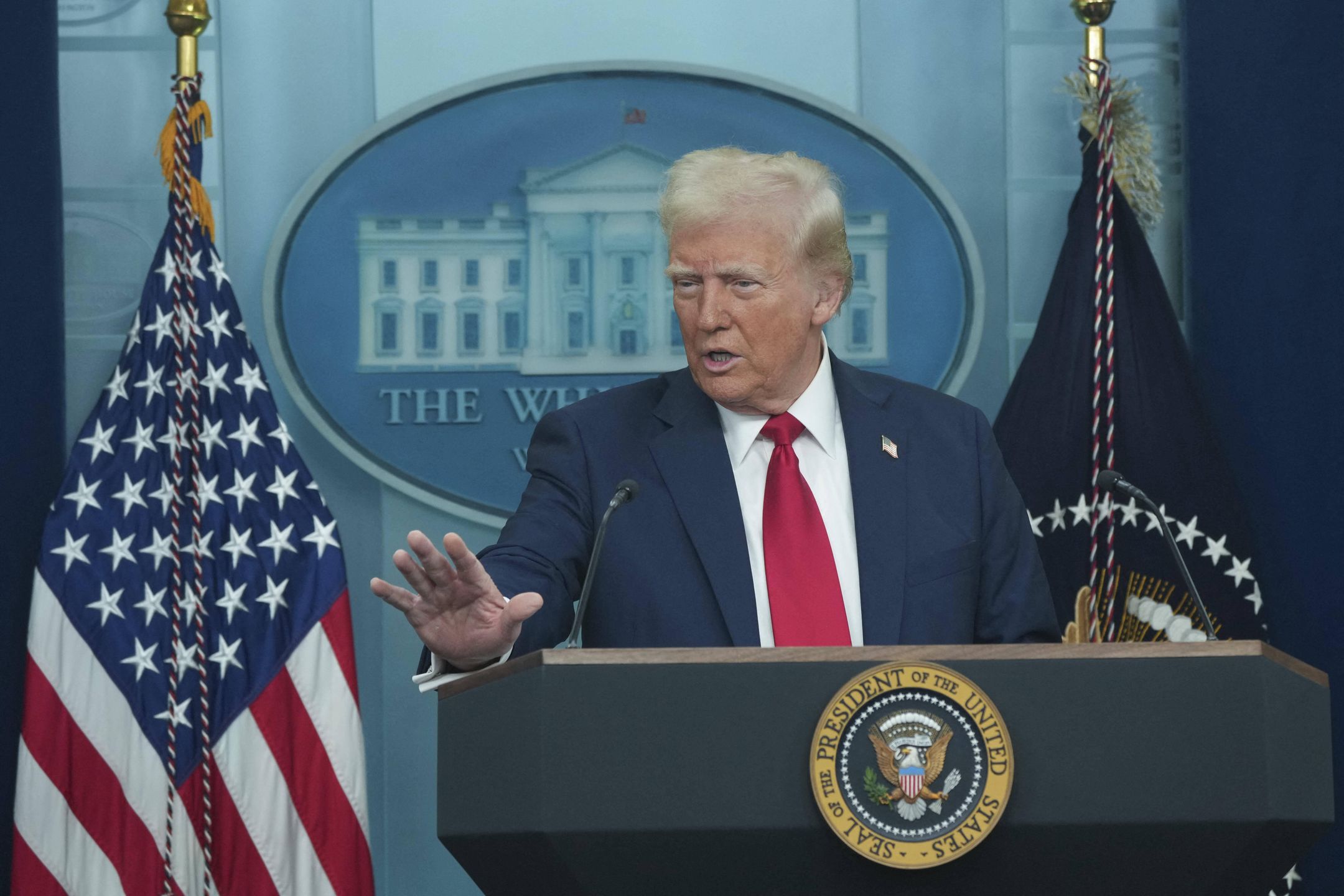 President Donald J Trump makes remarks on the aircraft crash at Reagan National Airport
United States President Donald J Trump makes remarks on the aircraft crash at Reagan National Airport in the briefing room of
the White House in Washington, DC, January 30, 2025.
Credit: Chris Kleponis / CNP 
Dostawca: PAP/Abaca
Pool/ABACA
America, Politics, United States, United States of America, US, USA