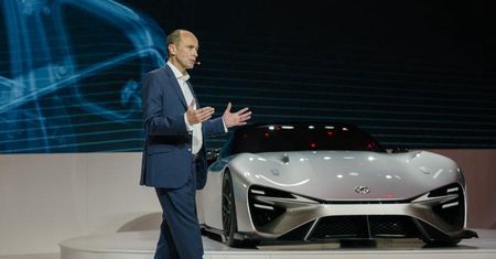 Toyota wbija szpilę zakazowi sprzedaży aut spalinowych w UE. "To nie silnik jest wrogiem"
