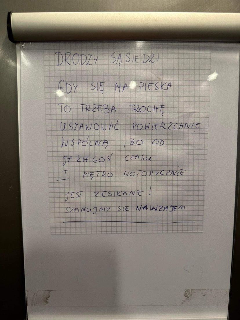 Sąsiedzi poskarżyli się na nieporządek na klatce schodowej