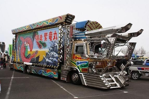 Dekotora - statki kosmiczne na kółkach