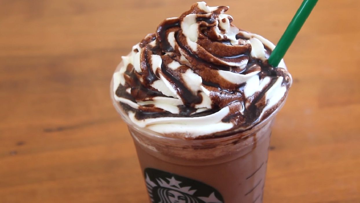 Przepis na domową mochę frappuccino ze Starbucksa.