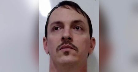 Brutalnie zabił matkę. Połknął kartkę z wyznaniem winy. Wyrok w USA