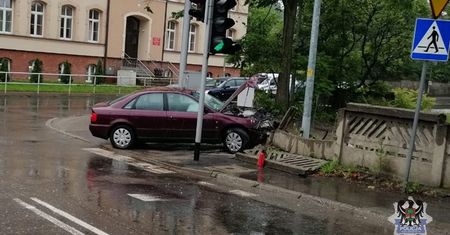 Wałbrzych. 13-latek ukradł samochód sąsiadce. Wjechał nim w płot