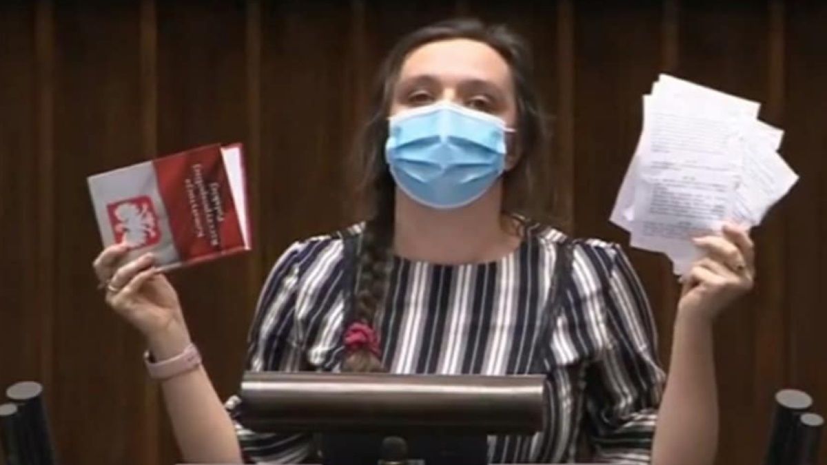Klaudia Jachira podarła swój egzemplarz Konstytucji, aby zademonstrować, jak jej zdaniem ustawę zasadniczą traktują posłowie Prawa i Sprawiedliwości