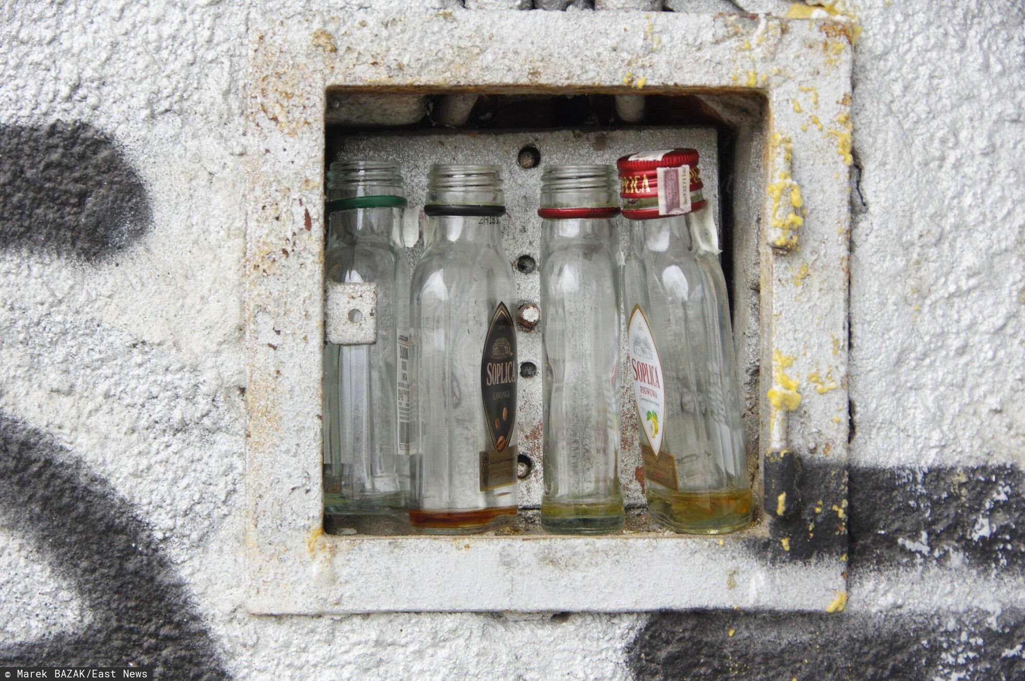 Małe butelki po alkoholu, tzw. małpki 