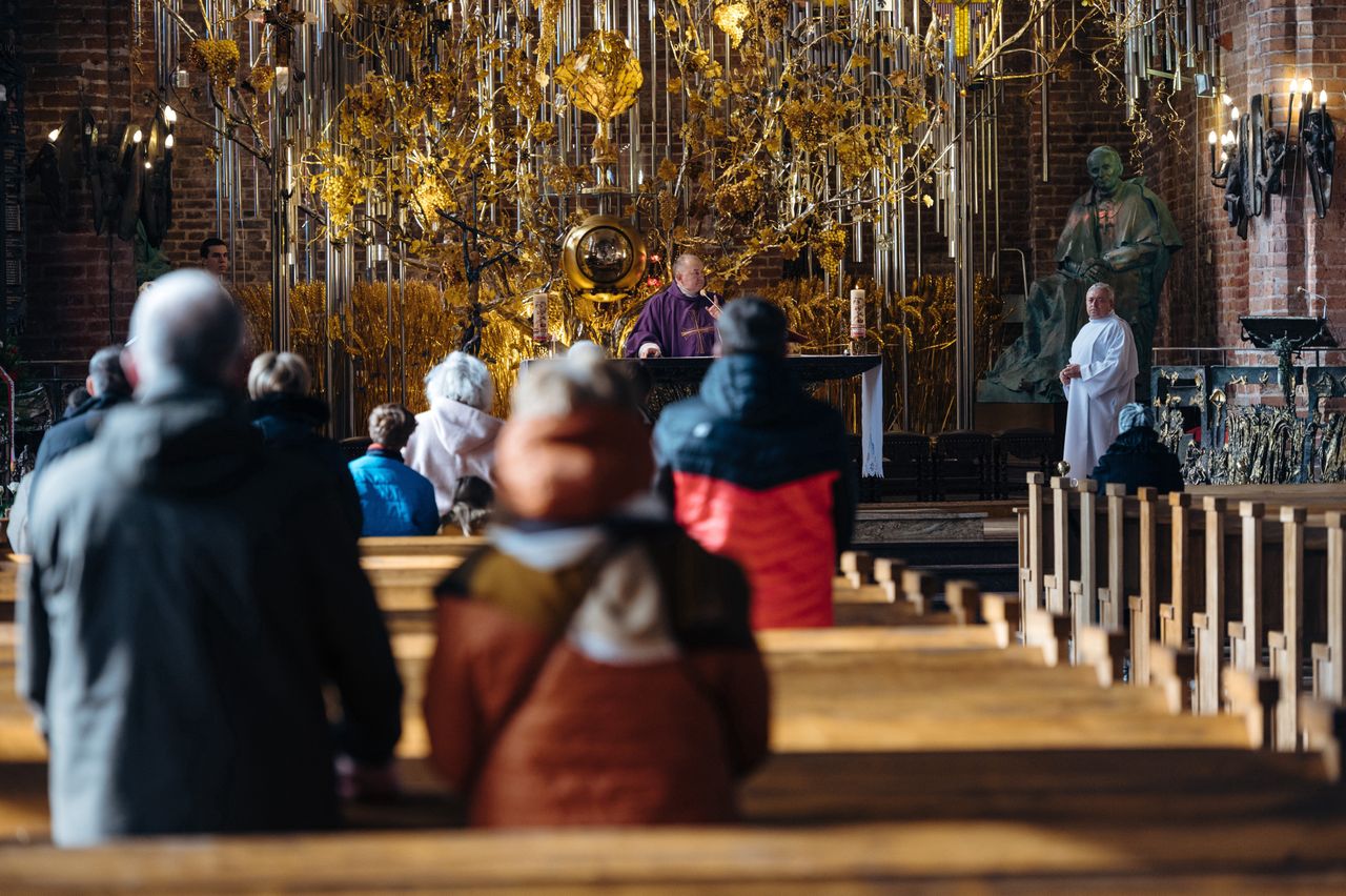 Pandemia odbiła się na religijności Polaków