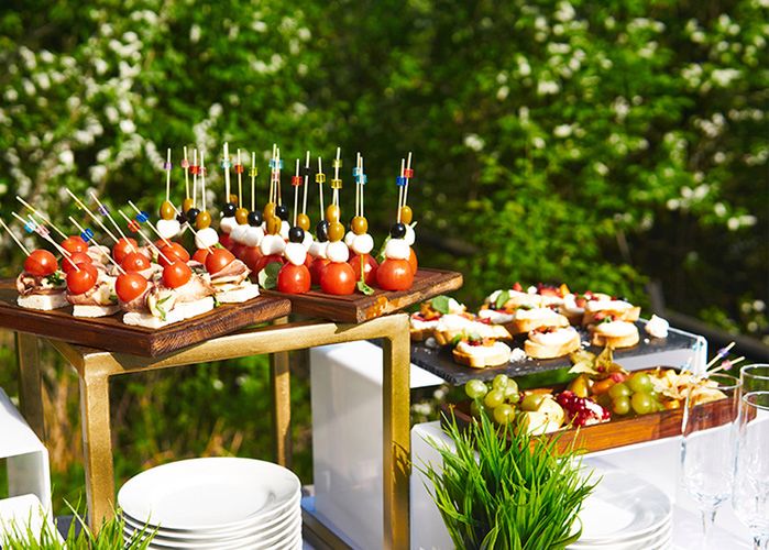 Stół z przekąskami na urodziny dzieci w ogrodzie - zdjęcie.