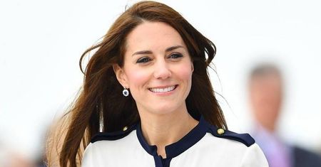 Elegancka i bardzo szczupła księżna Kate na spotkaniu z pasjonatami żeglarstwa. Postawiła na marynarski styl