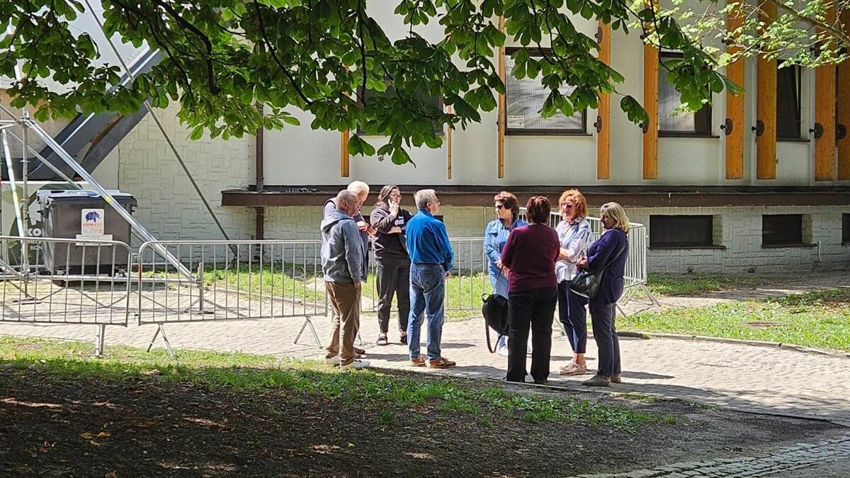 Pierwsze osoby w kolejce przed Muszą Koncertową po darmowe bilety na koncert Budki Suflera