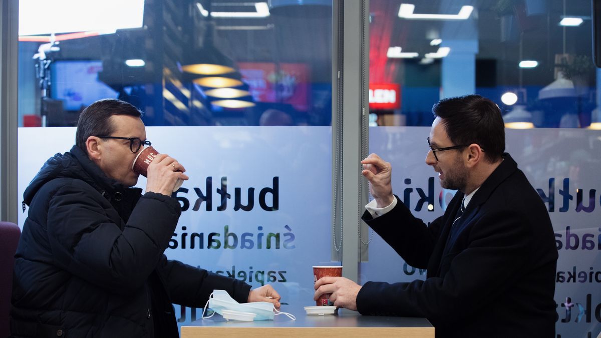 Na zdjęciu Mateusz Morawiecki i Daniel Obajtek na kawie w Orlenie