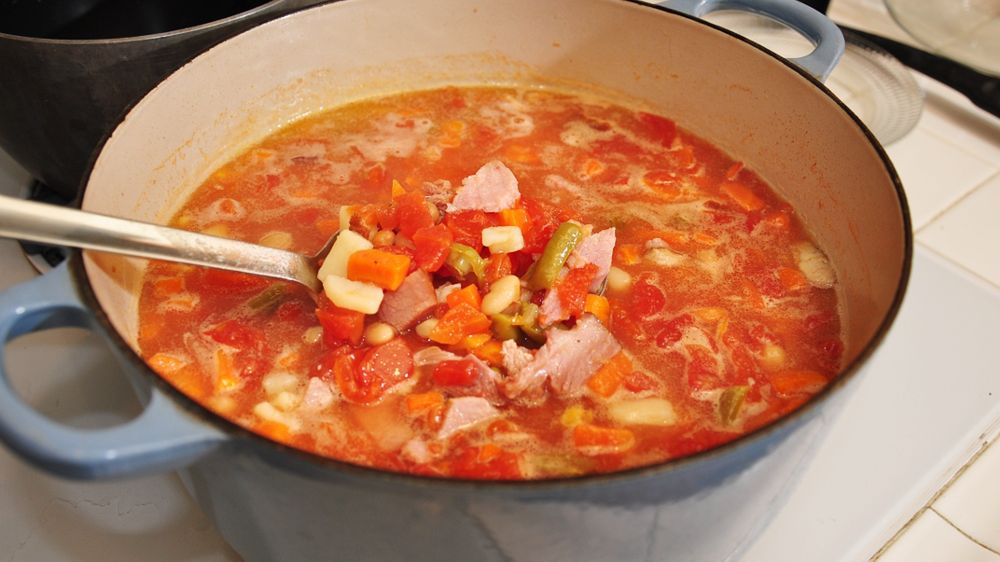 Zupa fasolowa z szynką o obniżonej zawartości sodu przygotowana z dodatkiem wody lub do kupienia gotowa do spożycia