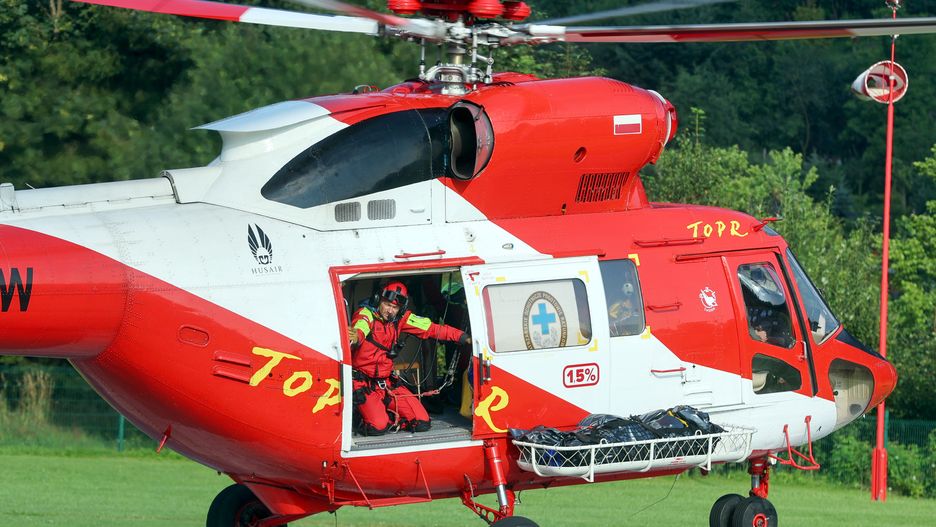 Zakopane 16.07.2024. Śmigłowiec TOPR przetransportował ciało ofiary śmiertelnego wypadku na lądowisko przy szpitalu w Zakopanem, 16 bm. Ratownicy TOPR odnaleźli rano pod szczytem Rysów ciało turysty. Poszukiwania mężczyzny trwały już w nocy, po zgłoszeniu, że nie powrócił z zaplanowanej wyprawy na najwyższy szczyt Polski. (aldg) PAP/Grzegorz Momot***Do tego materiału zdjęciowego dostępna jest również depesza w systemie CSI, pt.: Tatry/ Ciało turysty odnaleziono pod szczytem Rysów***