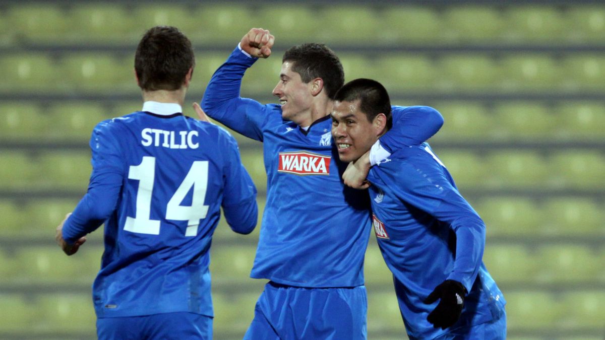 Newspix / JAKUB PIASECKI/ CYFRASPORT  / Na zdjęciu: Hernan Rengifo oraz Robert Lewandowski