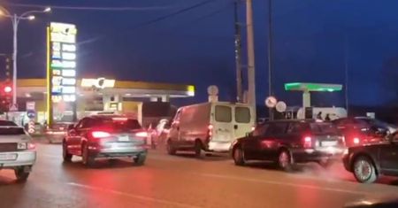 Chaos na Ukrainie. Potężne kolejki po paliwo rosną z każdą godziną