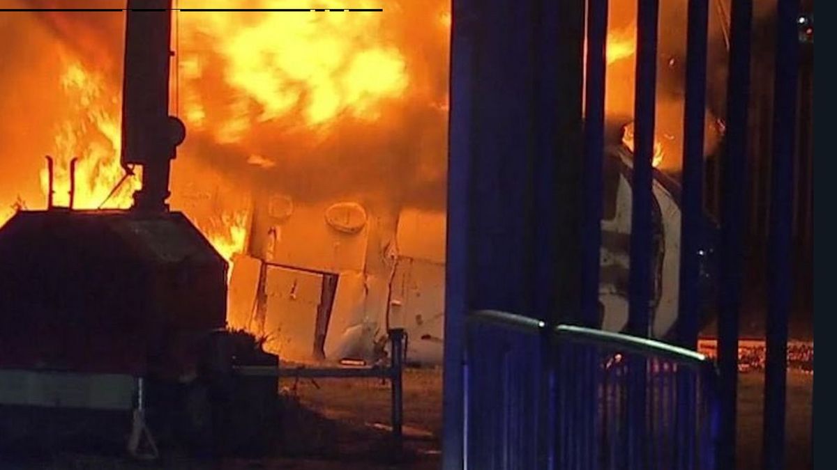 Zdjęcie okładkowe artykułu: Twitter / Na zdjęciu: płonące szczątki helikoptera właściciela Leicester City