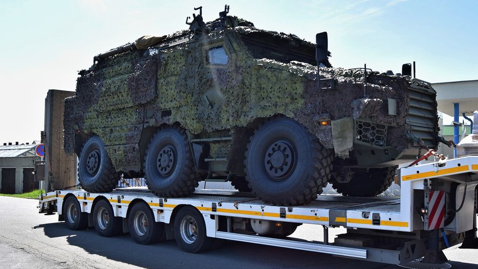 transporter opancerzony TITUS w kamuflażu