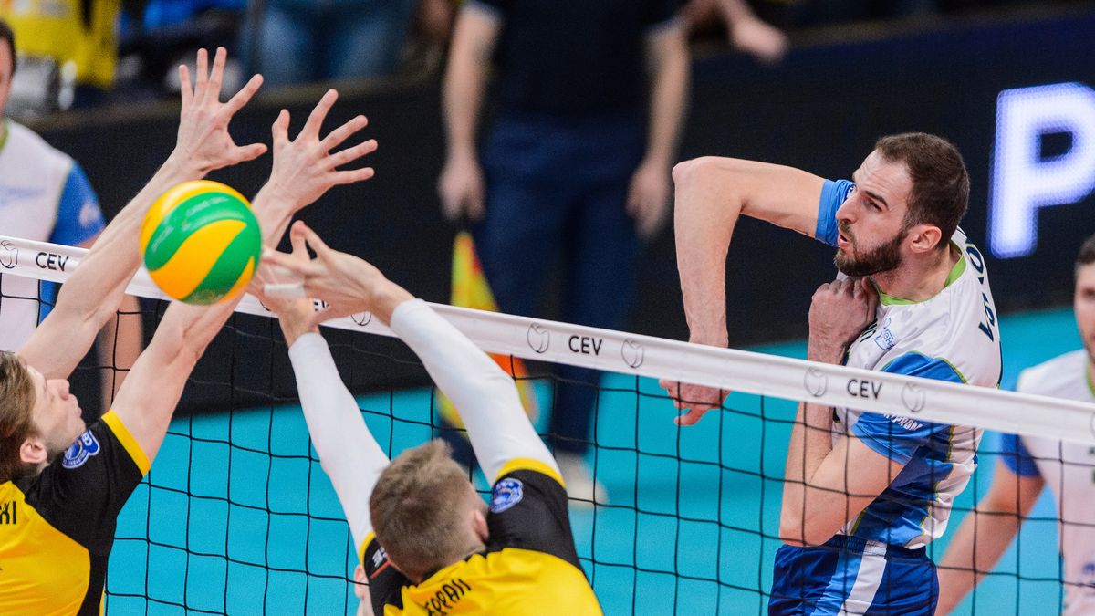 Newspix / Mariusz Pałczyński / Na zdjęciu: Aleksander Wołkow w ataku