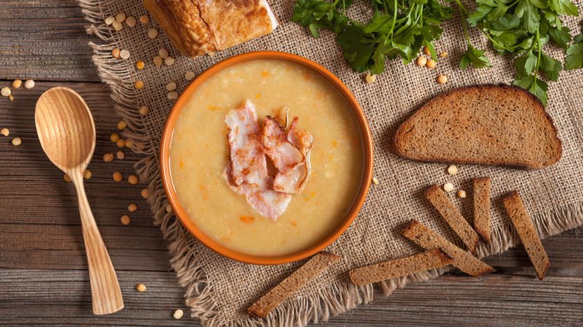 Zupa grochowa z szynką o obniżonej zawartości sodu przygotowana z dodatkiem wody lub do kupienia gotowa do spożycia