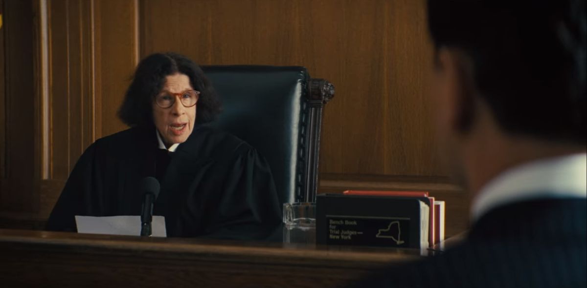 Fran Lebowitz w roli sędziny, kadr z filmu Martina Scorsese "Wilk z Wall Street"
