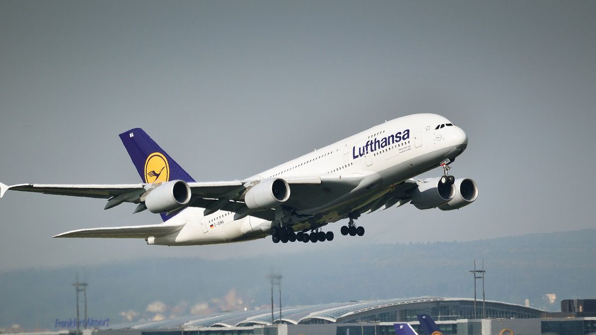 Zapłacimy więcej za bilety lotnicze. Niemiecka Lufthansa tłumaczy dlaczego. 
